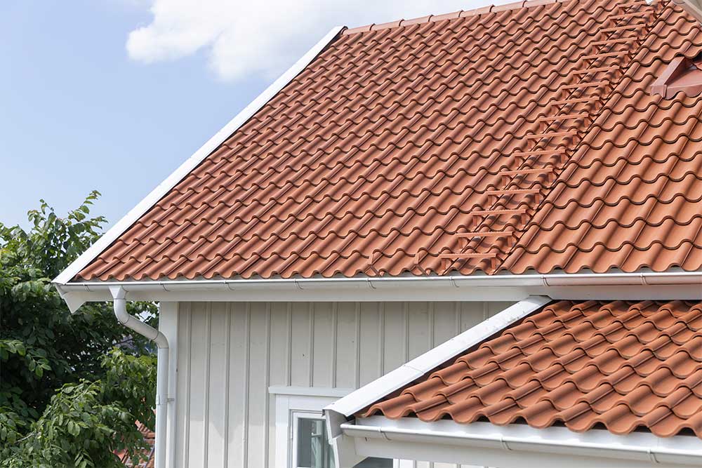 Vitt hus med brunt tak
