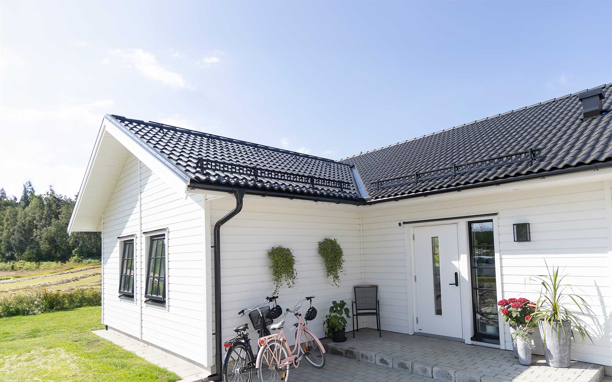 En modern villa med svarta tegelpannor