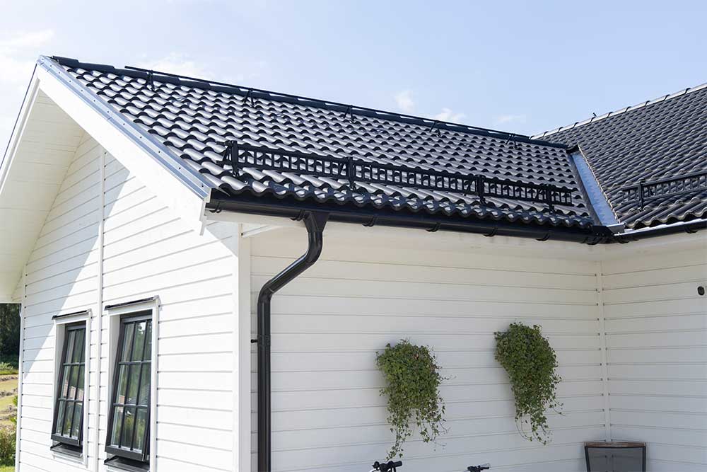 Svart modernt hustak på en villa