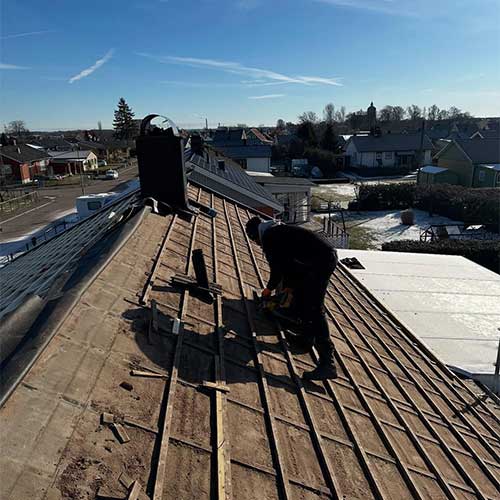 Takläggare som installerar ett nytt hustak